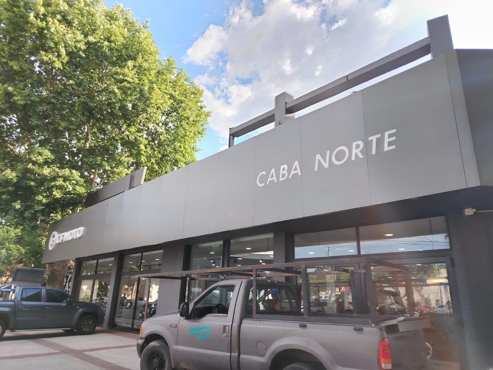 Fachada con letras corpóreas para concesionaria CFMOTO