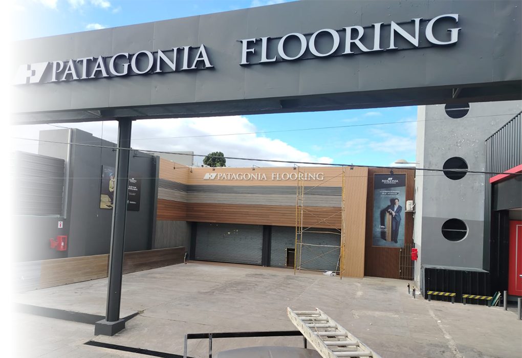 Fachada con letras corpóreas de Patagonia Flooring