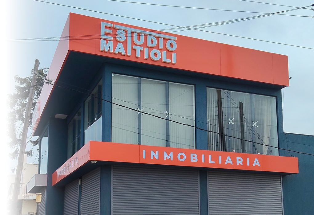 Fachada de Estudio Mattioli Inmobiliaria con letras en relieve