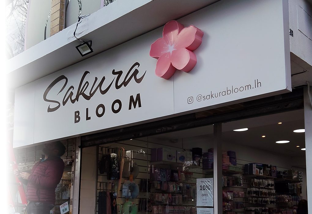 Frente de Sakura Bloom con isotipo en relieve